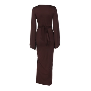 Vue arrière détaillée d'une robe longue marron foncé à manches longues avec lien taille