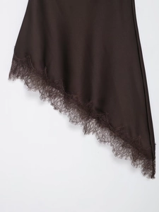 Detailaufnahme aus kaffeebraunem Satin mit zarter Wimpernspitze am Saum