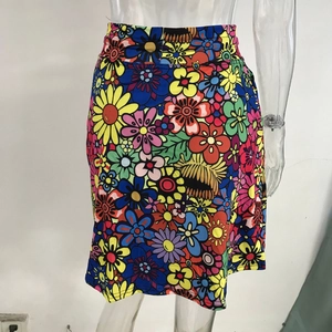 Detail von High-Waist-Freizeitshorts mit buntem Blumendruck und leichtem Stoffmaterial