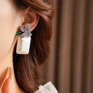 Boucles d'oreilles vintage avec fleurs en cristal violet et pendentifs perles carrées