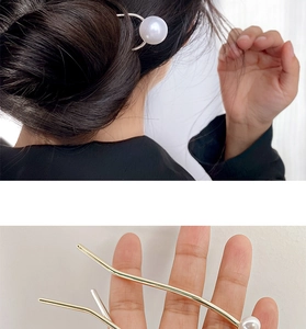 Détail d'épingle à cheveux en U avec perle montrant les finitions dorée et argentée