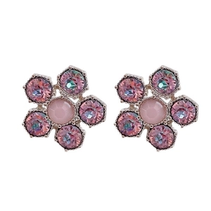 Boucles d'oreilles fleur en cristal rose avec base en argent et design floral