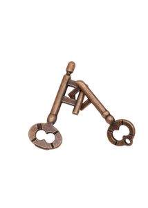 Détail d'un casse-tête en métal bronze en forme de clé ancienne sur fond blanc pur