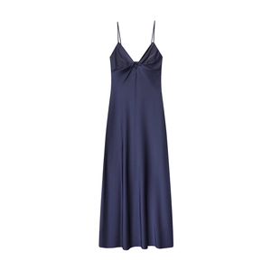 Élégante robe midi en satin bleu marine avec col en V torsadé et texture soyeuse