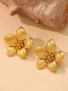 Detail von Sonnenblumen Ohrsteckern in poliertem 18k Gold Finish mit Blütenstruktur