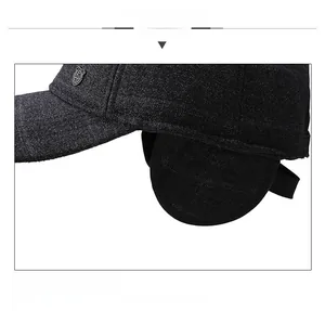 Gros plan sur la casquette en laine avec protège-oreilles et texture du tissu