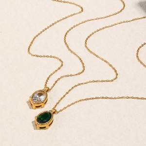 Collana in acciaio inossidabile placcato oro 18K con pendenti ovali in zircone verde e bianco