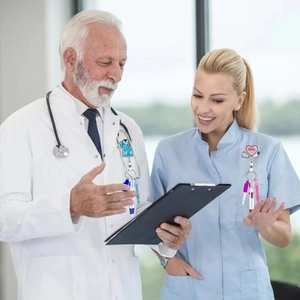 Porta acreditación retráctil con mini bolígrafos de colores para enfermería y medicina