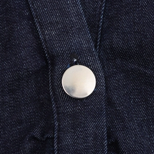 Abito lungo in denim a maniche corte con scollo a V, pieghe in vita e bottoni in metallo