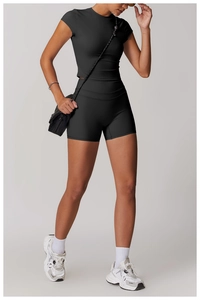 Completo sportivo nero da donna con crop top e pantaloncini da ciclista a vita alta