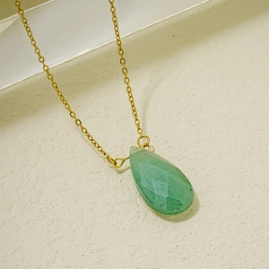 Collier doré élégant avec pendentif goutte en pierre naturelle verte facettée en vue de 45 degrés