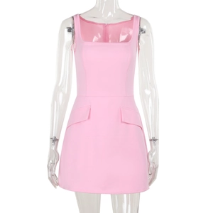 Dettaglio dell'abito corto rosa con scollo quadrato, tasche decorative e taglio aderente