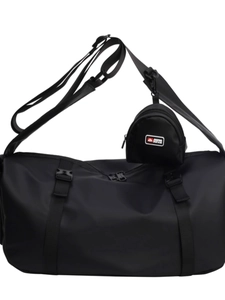 Sac de sport étanche noir grande capacité avec mini pochette sur fond blanc pur