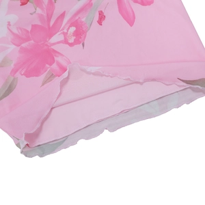 Détail de l'ourlet de robe en maille florale rose avec bords volantés et tissu léger
