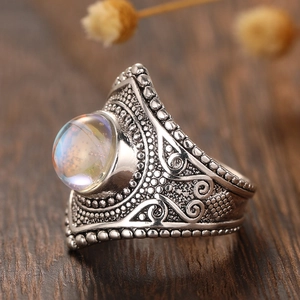 Gros plan d'une bague pierre de lune vintage avec textures en métal et finition argent antique
