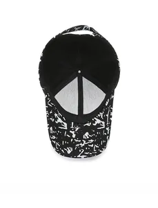 Vue intérieure détaillée d'une casquette de baseball noire avec motif graffiti blanc