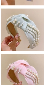 Detail von geknoteten Stirnbändern mit eleganten Perlen in Hellblau und Rosa Stoffgewebe