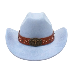 Cappello da cowboy celeste con fibbia a testa di toro e cinturino in pelle marrone