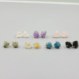 Four-claw natural stone earrings with raw amethyst and crystals in gold settings