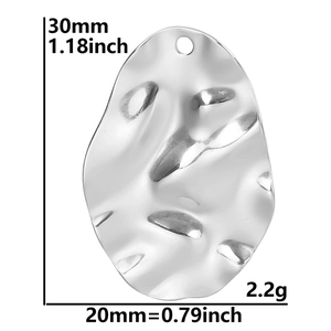 Pendentif irrégulier en métal argenté martelé, dimensions 30x20mm et poids de 2,2g
