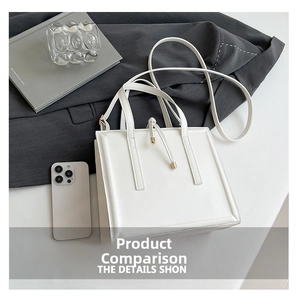 Petit sac carré blanc avec bandoulière et téléphone pour référence de taille réelle