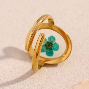 18K gold-plated stainless steel open ring featuring a green dried flower in acrylic