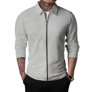 Détail macro du tissu en maille gaufrée respirante sur une veste zippée pour homme gris clair