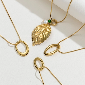 Ensemble de colliers dorés avec pendentif feuille, perle blanche et perle verte