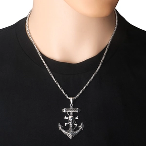 Détail du pendentif ancre vintage en acier inoxydable avec motif de crâne sur un mannequin