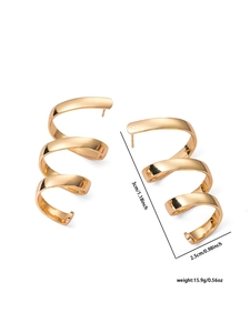 Vue détaillée des boucles d'oreilles spirales dorées à trois couches, dimensions 3cm et 2,5cm