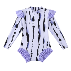 Maillot de bain une pièce fille à manches longues avec motif tie-dye violet et volants