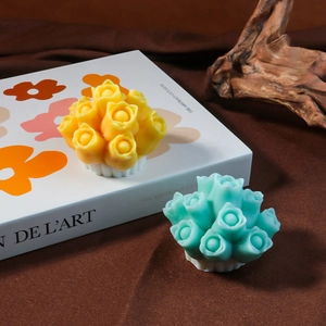 Detail der Tulpenstrauß-Kerzenform mit gelben und blauen Rosenknospen auf Kunstbuch