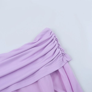 Detailansicht der Raffung am fliederfarbenen schulterfreien Kleid aus feinem Strick
