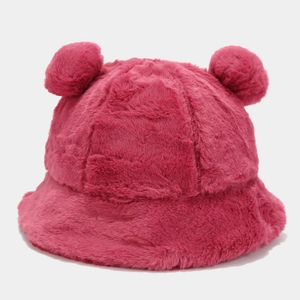 Détail d'un chapeau bob en fausse fourrure rose rouge avec oreilles d'ours mignonnes