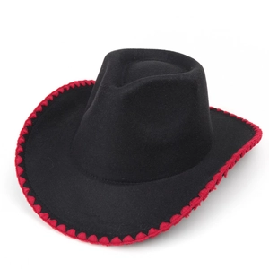 Détail du chapeau en laine noir avec bordure surjetée rouge et calotte classique de cowboy