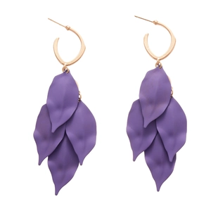 Boucles d'oreilles pendantes pétales violets avec crochets dorés style plage été