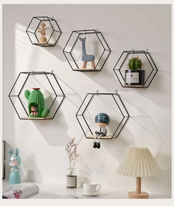 Wall-mounted hexagonal floating shelves in black iron and wood for Nordic style home decor