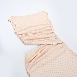 Détail de la robe pêche à paillettes montrant la découpe à la taille et le tissu froncé