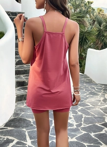 Vista posteriore del completo rosa con canotta e pantaloncini coordinati