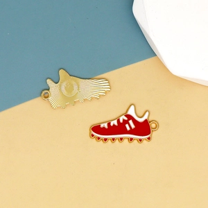 Nahaufnahme von bunten Emaille-Fußballschuh-Anhängern für DIY-Schmuck und Ketten