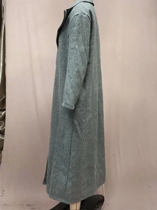Détail d'un manteau long en laine grise avec texture épaisse et col à revers pour femmes
