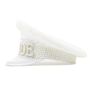 Dettagli di paillettes bianche e perle sul cappello da capitano BRIDE per matrimoni
