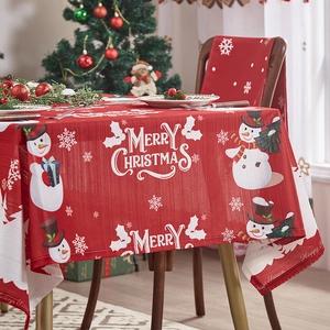 Rood kersttafelkleed met sneeuwpoppen en sneeuwvlokken voor feestelijke decoratie van de tafel