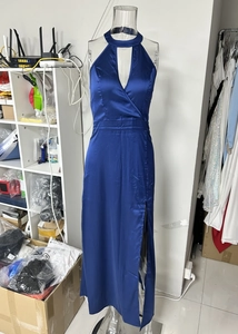 Détail de la robe licou en satin bleu avec découpe frontale et fente latérale haute