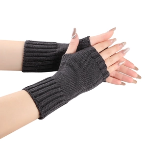 Textura de punto detallada de guantes de acrílico gris oscuro sin dedos para invierno