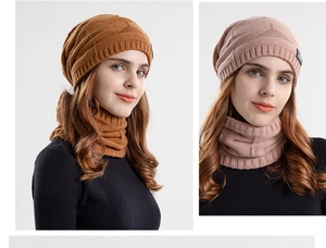 Détails de la texture du bonnet en maille doublé polaire et de l'écharpe géométrique