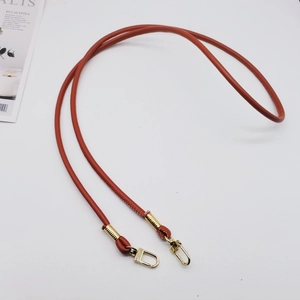 Tracolla rotonda in pelle PU marrone rossiccio con fibbie in metallo dorato