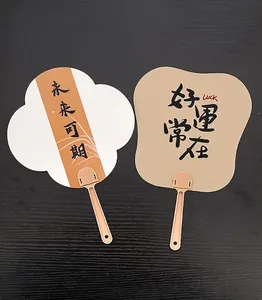 Dettaglio di ventagli con calligrafia cinese in beige e bianco su legno scuro
