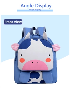Vista frontal de una mochila azul para niños con un lindo diseño de vaca de dibujos animados