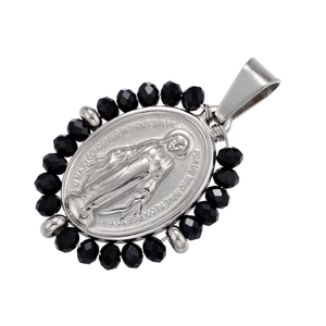 Détail du pendentif Vierge Marie plaqué or 18 carats avec perles noires facettées
